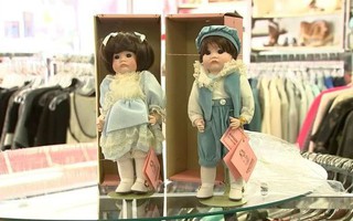 Thừa hưởng bộ sưu tập búp bê cũ từ mẹ quá cố, người đàn ông không ngờ nó đáng giá hơn anh nghĩ