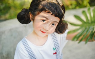 Hotkid răng sún nhưng vẫn khiến các mẹ thích mê, nhìn chỉ muốn "nặn" ngay một cô con gái