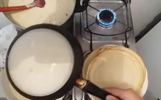 Chàng trai nhúng đáy chảo xuống thau bột rồi đặt lên bếp lửa, tưởng đùa hóa ra làm được món bánh ngon “thần sầu”