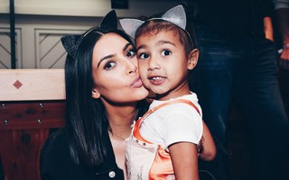 Mới 5 tuổi nhưng con gái Kim Kardashian đã được tặng quà sinh nhật toàn túi hàng hiệu đắt tiền