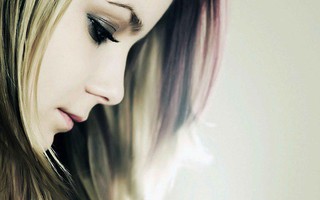 Mẹ người yêu hắt cả chậu nước rửa bát vào chân mình trong ngày đầu ra mắt vì để con trai bà rửa bát