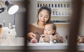 Mẹ trẻ chọn nghề "ngồi mát ăn bát vàng": Cả ngày ngồi nắm tay phụ nữ, đứng lên cầm bạc triệu trong tay
