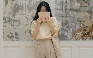 Combo gái Hàn mê nhất hè này chắc chắn là mặc đồ đũi be vàng và đeo 3 kiểu túi sau