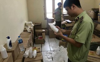 Hà Nội: Phát hiện kho sữa tắm trắng da, bàn chải đánh răng trẻ em giả mạo, không rõ nguồn gốc