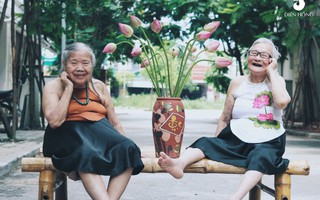 Sự thật cảm động phía sau bộ ảnh 2 cụ bà mặc áo yếm bên hoa sen đang gây bão MXH
