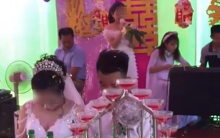 Cô gái bật khóc hát "Kẻ phản bội" trong đám cưới người yêu cũ, cô dâu chú rể ngồi dưới cười khúc khích