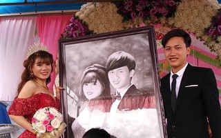 Cặp đôi nổi tiếng MXH vì được tặng tranh truyền thần trong đám cưới tiết lộ chuyện tình “thanh mai trúc mã”