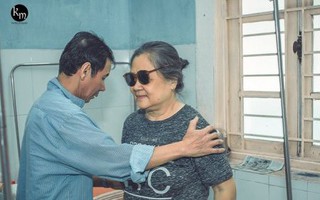Bộ ảnh chồng nằm thở bình oxy vẫn cố chăm sóc người vợ mù hàng ngày ở bên động viên khiến nhiều người cay mắt