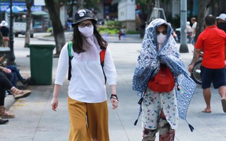 Nắng nóng hơn 40 độ C, người dân Hà Nội chật vật tránh nắng từ sáng sớm