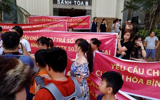 Hà Nội: Nắng 40 độ C, hàng trăm cư dân chung cư cao cấp treo băng-rôn yêu cầu CĐT cấp sổ hồng sau 4 năm sinh sống