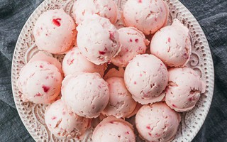 Không cần máy vẫn làm được kem dâu ngon hơn ở tiệm