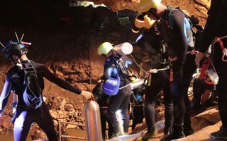 NÓNG: Toàn bộ 12 cậu bé và HLV đã được đưa ra khỏi hang, kết thúc cuộc giải cứu cam go nhưng đầy kỳ diệu