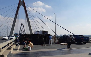 Hà Nội: Xe tải bất ngờ lật nghiêng chắn ngang trên cầu Nhật Tân