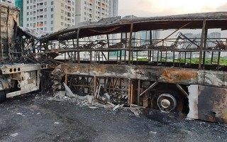 Hà Nội: Xe khách giường nằm gần 50 chỗ cháy rụi sau va chạm với container, bà bầu 6 tháng tử vong