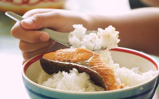 Đây là cách xử lý khi bị hóc xương cá, tránh những hậu quả không mong muốn