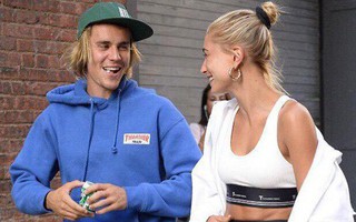 Hết ôm mặt căng thẳng, Justin Bieber tươi cười "tung tăng" bên Hailey và còn hôn vợ trên phố