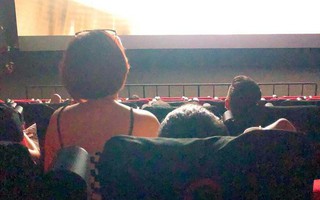 Hình ảnh cô gái kém duyên ngồi lên đùi bạn trai trong rạp chiếu phim nhận nhiều "gạch đá'' trên MXH