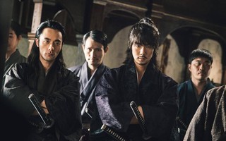 Bom tấn "Mr. Sunshine" bất ngờ vướng tranh cãi, phải đổi kịch bản và quay hình lại