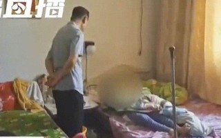 Đến thăm người đàn ông bại liệt, công an phát hiện 20 smartphone và 3 đôi giày hàng hiệu không biết ở đâu ra