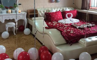 Bức ảnh giường tân hôn nhìn qua thấy bình thường nhưng soi kỹ thì người bụm miệng cười, người xuýt xoa "nhà có điều kiện"