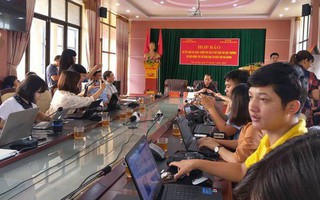 Phó phòng Khảo thí Sở GD&ĐT Hà Giang sửa đáp án bài thi THPT theo tin nhắn nhận được, quy trình mất 6s cho 1 trường hợp
