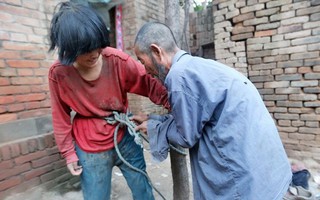 Câu chuyện éo le của ông lão "nhặt vợ" bên đường về chung sống, mỗi ngày đi làm đều phải trói vợ trói con lại
