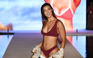 Nữ vận động viên biểu diễn bikini với thần thái như người mẫu thực thụ nhưng chân của cô mới là điều khiến bao người xúc động