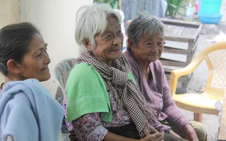 Người phụ nữ 62 tuổi cả đời không lấy chồng vì mải nuôi mẹ và dì, nhà là hai cây dù cũ nát nép dưới chân cầu ở Sài Gòn