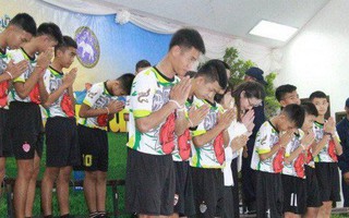 Họp báo đội bóng nhí mắc kẹt: Các cậu bé kể lại diễn biến trong hang, cùng gửi lời cầu nguyện tới người lính Navy SEAL đã thiệt mạng