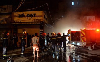 Hà Nội: Cháy khu tập thể A11 Nguyễn Quý Đức lúc nửa đêm, bà bầu và trẻ em được giải cứu an toàn