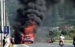 Lạng Sơn: Đang lưu thông, xe container bất ngờ cháy dữ dội, cột khói bốc cao hàng chục mét