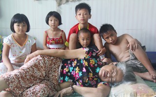 Bố mẹ bỏ đi, 8 đứa trẻ sống nheo nhóc nhìn bà ngoại liệt nửa người mà không tiền chữa trị: Tụi con muốn đi học và được ăn no