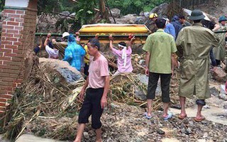 Vụ cả gia đình bị lũ cuốn: Xót xa cảnh vác 2 quan tài đi trong nước lũ