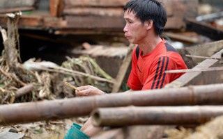 Nước mắt hòa cùng mưa lũ Yên Bái: Cha cầm nén hương thắp con trai 2 tuổi, đau đớn tìm người vợ trong đống đổ nát