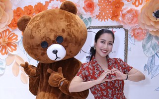 "Bà mẹ 3 con" Ốc Thanh Vân nhí nhảnh tạo dáng cùng gấu bông 