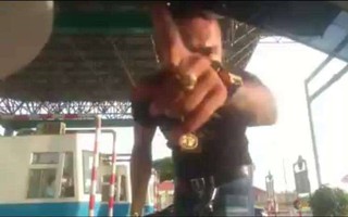 Nam Định: Thanh niên xăm trổ luôn miệng chửi bới rồi vạch quần khoe "của quý" trước mặt nữ hành khách tại trạm BOT Mỹ Lộc