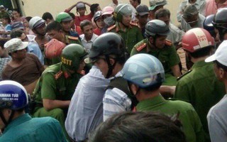 Nam thanh niên nghi ngáo đá lao vào nhiều nhà dân chém cả người già và trẻ em, 12 người thương vong