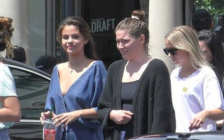 Selena Gomez "thả rông" vòng 1 gợi cảm xuất hiện cùng bạn trai tin đồn giống Brooklyn Beckham
