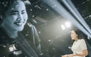 Nữ MC khiếm thị dẫn bản tin trực tiếp trên VTV3 và những chuyện chưa kể: "Mình cứ thử rồi sai, rồi lại thử cho đến khi nào đúng"