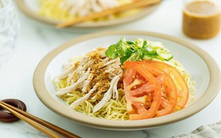 Đổi vị với món mì gà trộn ngon "quên sầu"