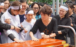 Quặn lòng cảnh cha mẹ già cùng hai người vợ đau đớn ôm di quan hai phi công Su-22 về đài hỏa táng
