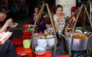 3 quán bánh canh nổi tiếng là tấp nập khách, tốc độ hết hàng rất nhanh ở Sài Gòn 
