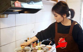 Nàng dâu bầu 6 tháng kể chuyện bố chồng bắt dậy sớm nấu cơm, chị em nghe xong không bênh vực mà còn mắng thêm