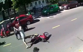 Tranh cãi clip nam thanh niên ngoại quốc lao vào xô đẩy em học sinh sau va chạm trên đường phố
