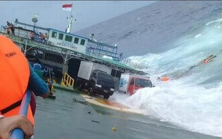 Chìm phà chở 139 người ngoài khơi Indonesia: Một người đàn ông livestream cảnh hoảng loạn trên phà