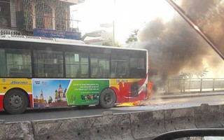 Hà Nội: Xe buýt đang chở khách trên đường bỗng bốc khói dữ dội