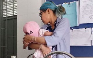 "Hot girl" Bella luôn giữ con không rời, giải thích về vết thâm tím trên khóe mắt con