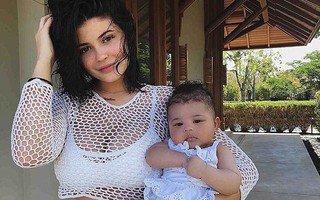 Mới 5 tháng tuổi, công chúa nhỏ của Kylie Jenner đã có BST giày hiệu trị giá hơn nửa tỷ