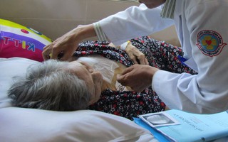 TP.HCM: Cụ bà 82 tuổi được cấy máy tạo nhịp tim vĩnh viễn lần đầu tiên tại bệnh viện quận