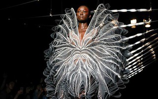 Hít một hơi thật sâu, bỏ quên thực tại và chìm vào cái huyễn hoặc mang tên Haute Couture